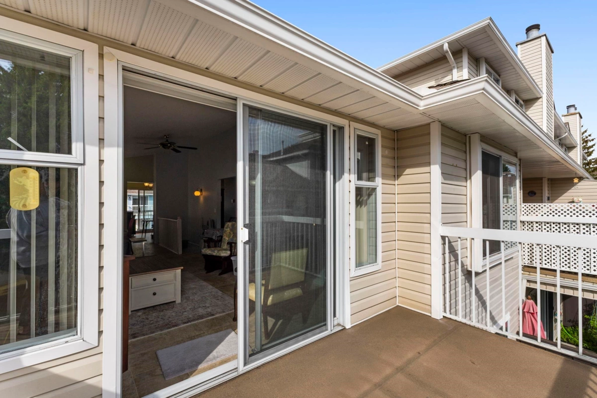 Kitchen Photo of 6 13970 72 Avenue, Surrey, BC