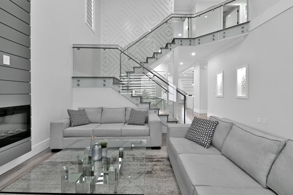 Living Room Photo of 31063 N Deertrail Drive, Abbotsford, BC