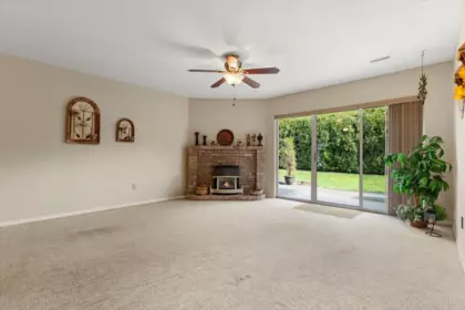 Entry Foyer Photo of 14 33922 King Road, Abbotsford, BC