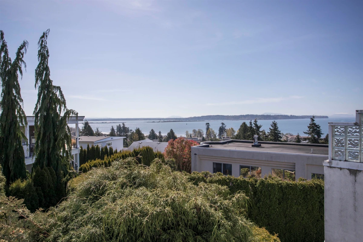 Family Room Photo of 15662 Semiahmoo Avenue, White Rock, BC