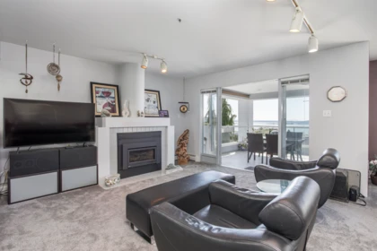 Breakfast Nook Photo of 15662 Semiahmoo Avenue, White Rock, BC