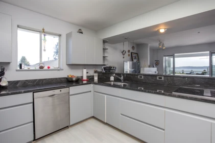 Kitchen Photo of 15662 Semiahmoo Avenue, White Rock, BC