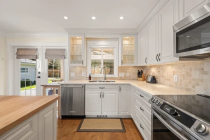 Kitchen Island Photo of 19864 37a Avenue, Langley, BC