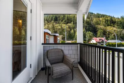 Entry Foyer Photo of 862 Willow Place, Harrison Hot Springs, BC