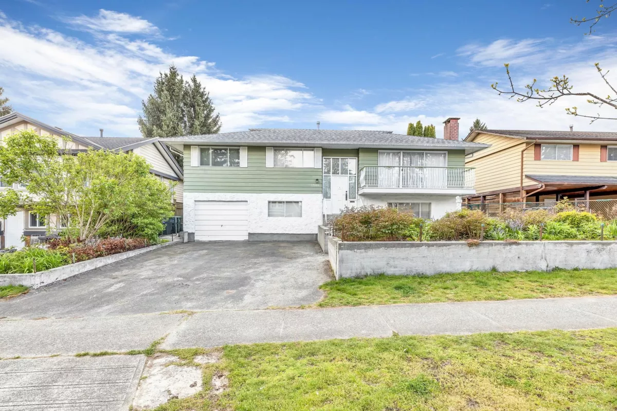 Living Room Photo of 13886 78 Avenue, Surrey, BC