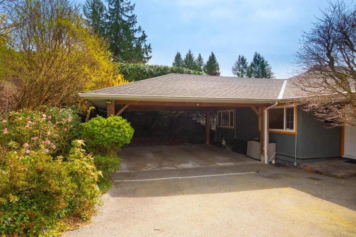 Family Room Photo of 647 Blueridge Avenue, North Vancouver, BC