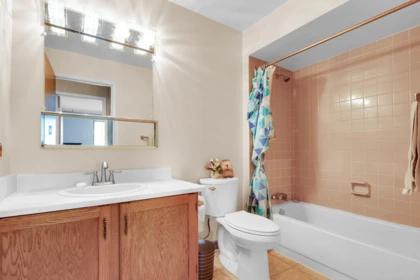 Primary Bathroom Photo of 3307 13827 100 Avenue, Surrey, BC