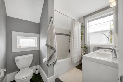 Guest Bathroom Photo of 827 E 16th Avenue, Vancouver, BC