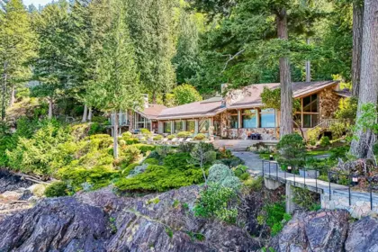 370-374 Smugglers Cove Road, Bowen Island, BC, Bowen Island — Single Family Residence for sale