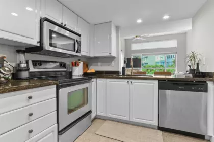 402 220 Newport Drive, Port Moody, BC, Port Moody — Apartment/Condo for sale