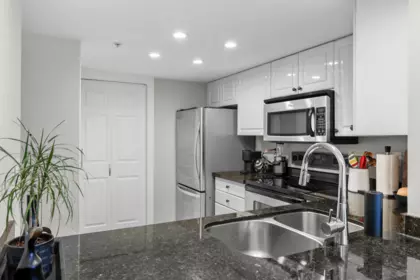 402 220 Newport Drive, Port Moody, BC, Port Moody — Apartment/Condo for sale