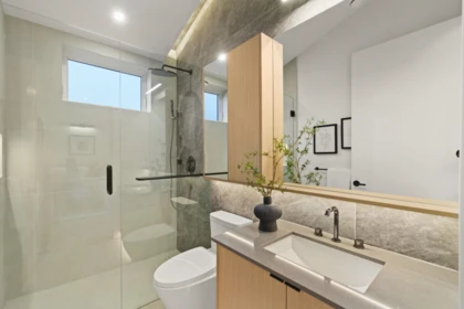 Primary Bathroom Photo of 2 1945 E 13th Avenue, Vancouver, BC