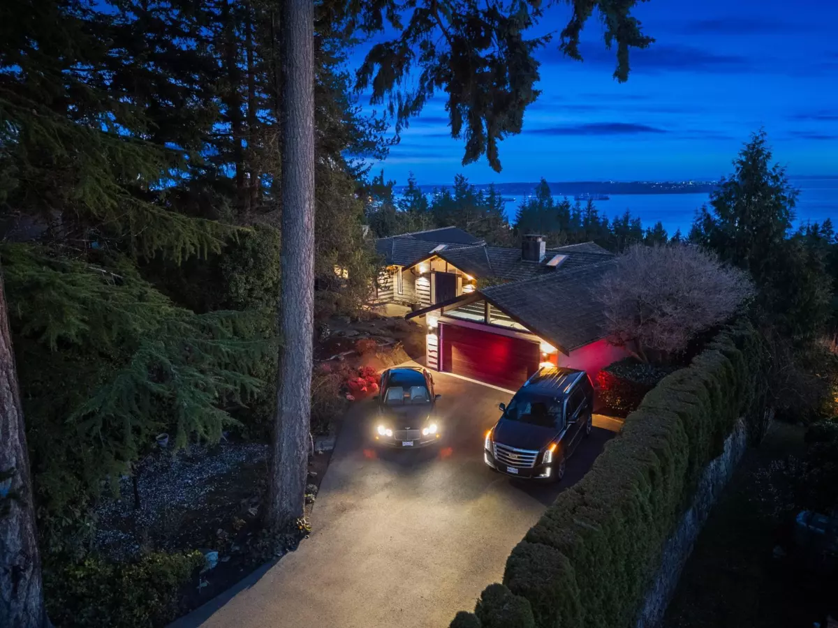 Family Room Photo of 4570 Woodgreen Court, West Vancouver, BC