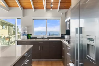 Kitchen Island Photo of 4570 Woodgreen Court, West Vancouver, BC