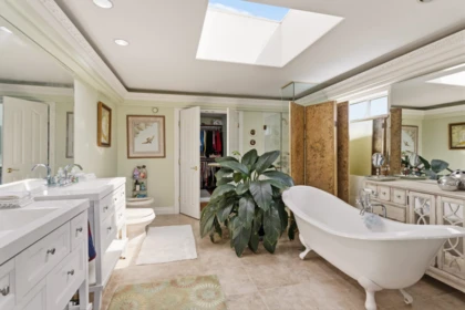 Entry Foyer Photo of 2541 Marine Drive, West Vancouver, BC