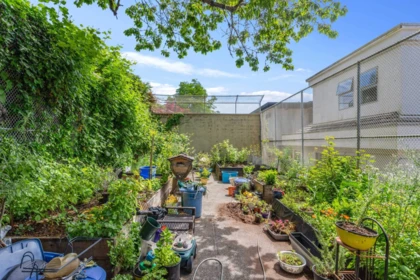 Front Yard Photo of 2541 Marine Drive, West Vancouver, BC