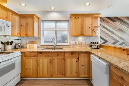 Walk-In Closet Photo of 20959 Sakwi Creek Road, Mission, BC