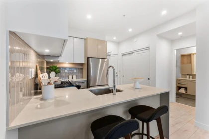 Kitchen Photo of 114 13788 76 Avenue, Surrey, BC