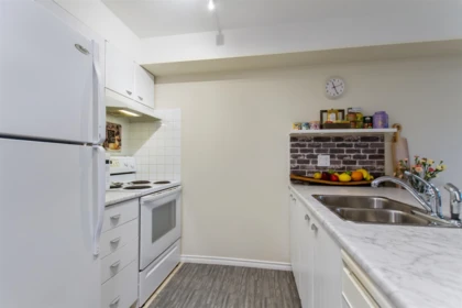 Kitchen Photo of 107 14877 100 Avenue, Surrey, BC