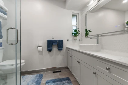 Guest Bathroom Photo of 35194 Christina Place, Abbotsford, BC