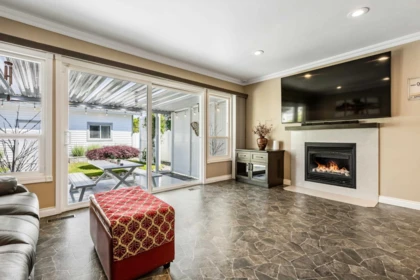Entry Foyer Photo of 46677 Ramona Drive, Chilliwack, BC