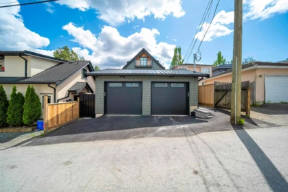 Front Yard Photo of 1 2777 E 27th Avenue, Vancouver, BC