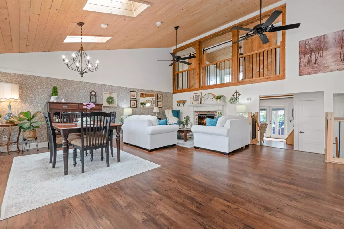 Dining Area Photo of 474 Alder Avenue, Harrison Hot Springs, BC