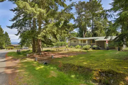 Breakfast Nook Photo of 222 Skana Gate Road, Mayne Island, BC