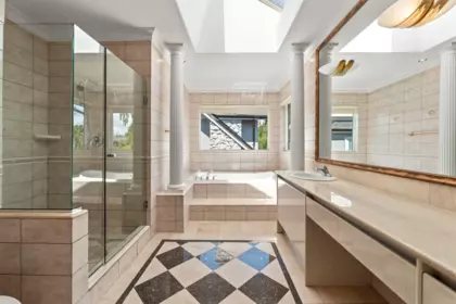 Entry Foyer Photo of 4530 Osler Street, Vancouver, BC