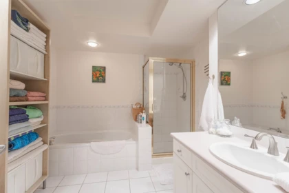 Bedroom 3 Photo of 207 15466 North Bluff Road, White Rock, BC