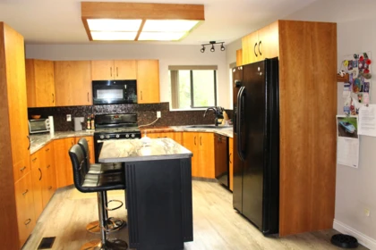 Kitchen Island Photo of 9550 Farrington Street, Mission, BC