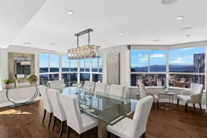 Kitchen Island Photo of 3103 717 Jervis Street, Vancouver, BC