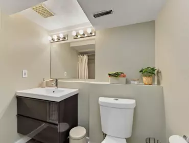 Guest Bathroom Photo of 320 E 32nd Avenue, Vancouver, BC