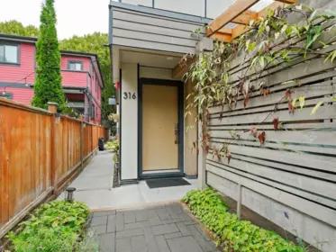 Swimming Pool Photo of 320 E 32nd Avenue, Vancouver, BC