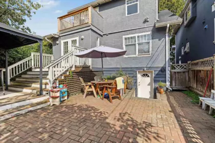 Front Yard Photo of 462 W 19th Avenue, Vancouver, BC