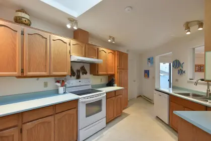 5805 Trail Avenue, Sechelt, BC, Sechelt — Single Family Residence for sale