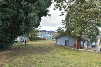 5805 Trail Avenue, Sechelt, BC, Sechelt — Single Family Residence for sale