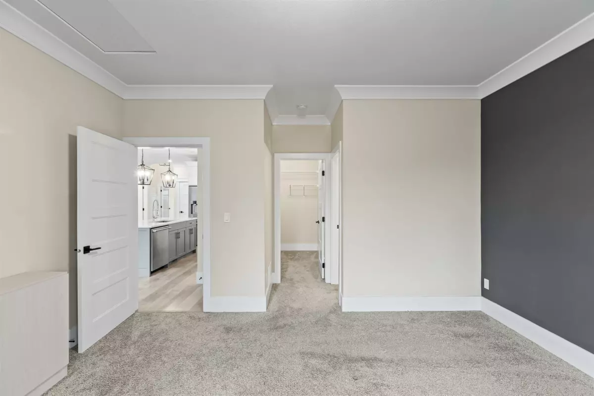 Walk-In Closet Photo of 104 46213 Hakweles Road, Chilliwack, BC