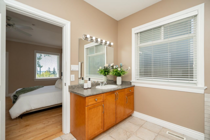 Primary Bathroom Photo of 15645 Pacific Avenue, White Rock, BC