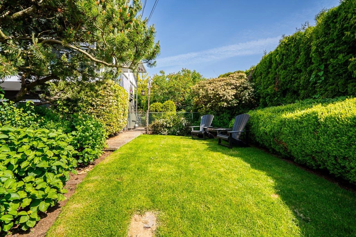 Living Room Photo of 14253 Magdalen Avenue, White Rock, BC