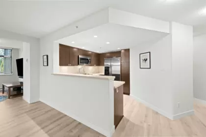 303 8180 Lansdowne Road, Richmond, BC, Richmond — Apartment/Condo for sale