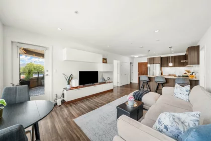 201 5688 Hastings Street, Burnaby, BC, Burnaby — Apartment/Condo for sale