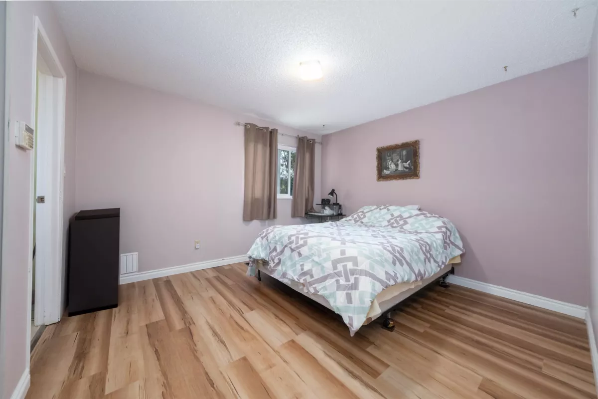 Guest Bathroom Photo of 11436 Royal Crescent, Surrey, BC