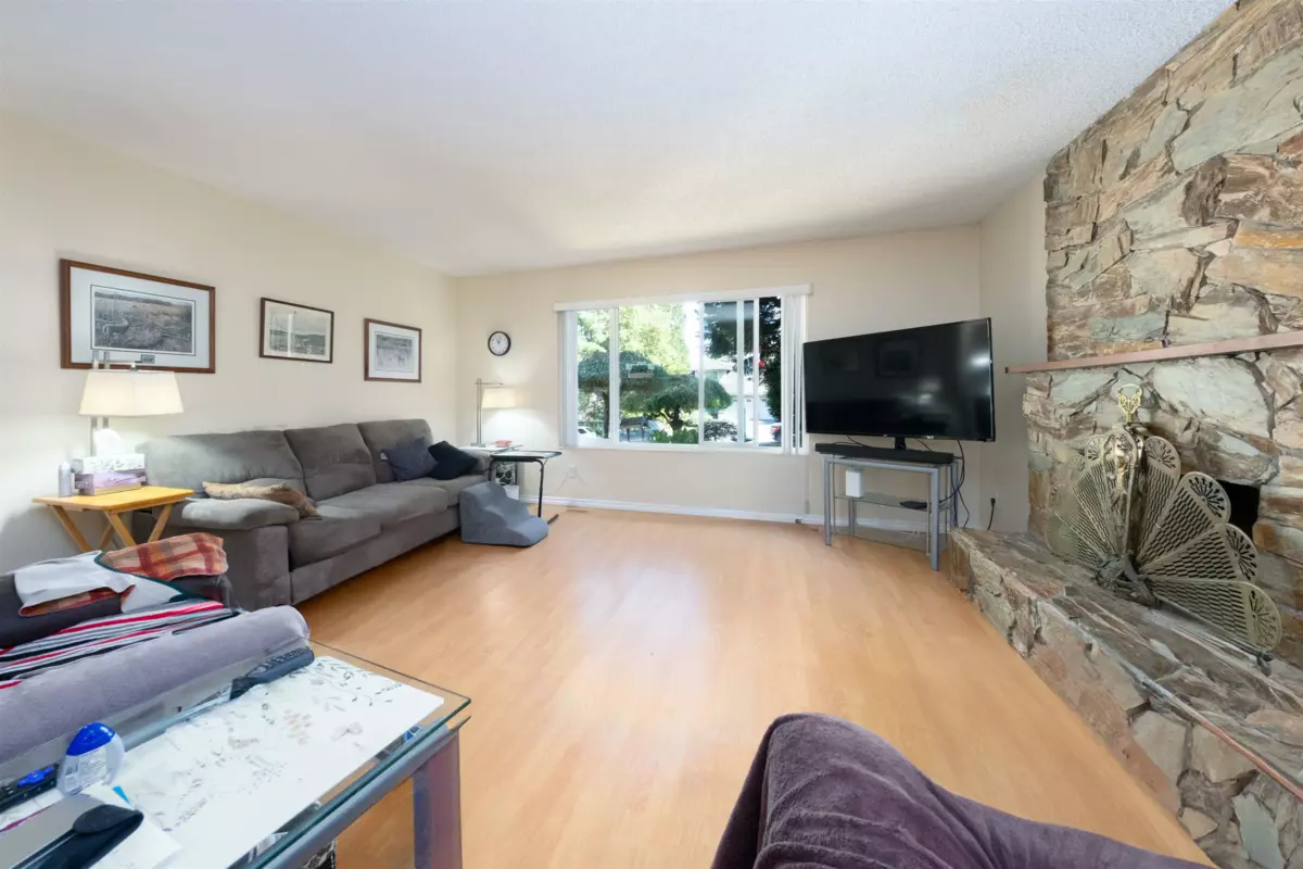 Kitchen Island Photo of 11436 Royal Crescent, Surrey, BC