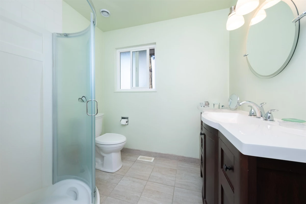 Powder Room Photo of 11436 Royal Crescent, Surrey, BC