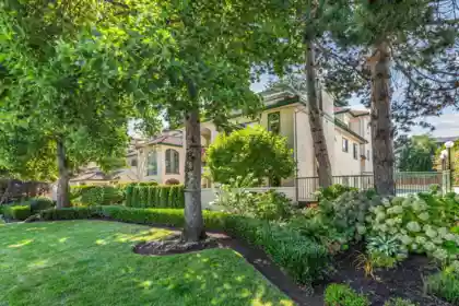 202 1447 Best Street, White Rock, BC, White Rock — Apartment/Condo for sale