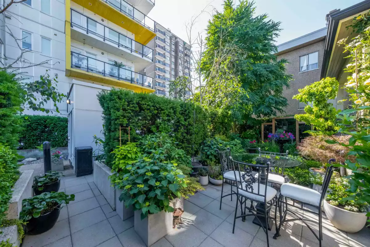 Entry Foyer Photo of 408 Eighth Street, New Westminster, BC