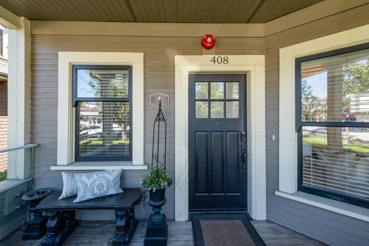Living Room Photo of 408 Eighth Street, New Westminster, BC