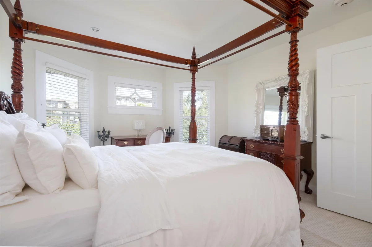 Primary Bathroom Photo of 408 Eighth Street, New Westminster, BC