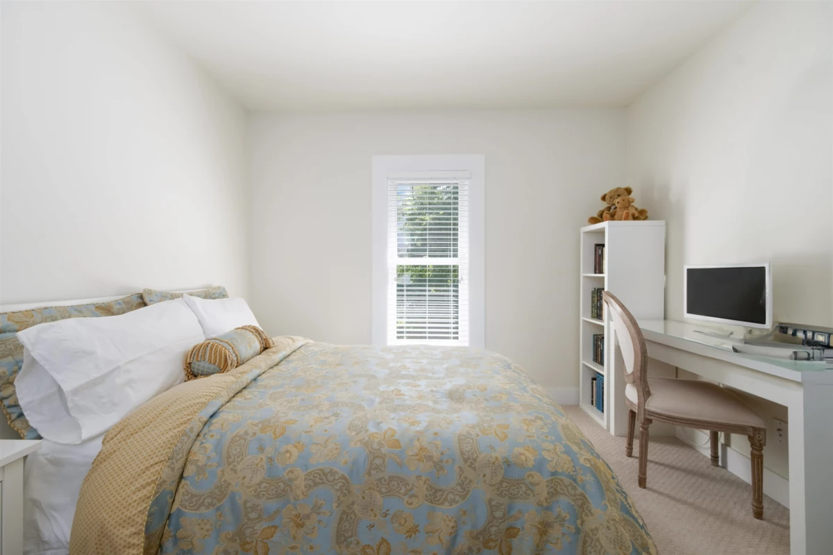 Walk-In Closet Photo of 408 Eighth Street, New Westminster, BC